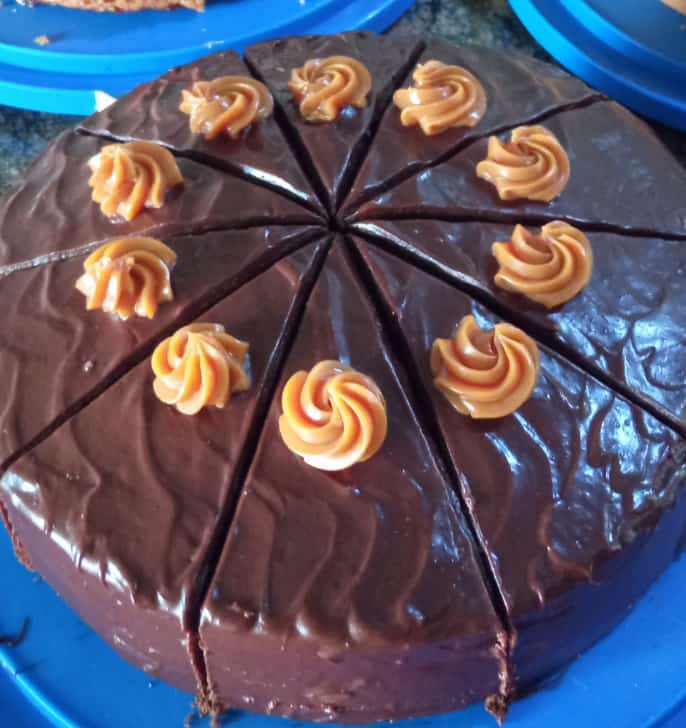 torta de chocolate rellena